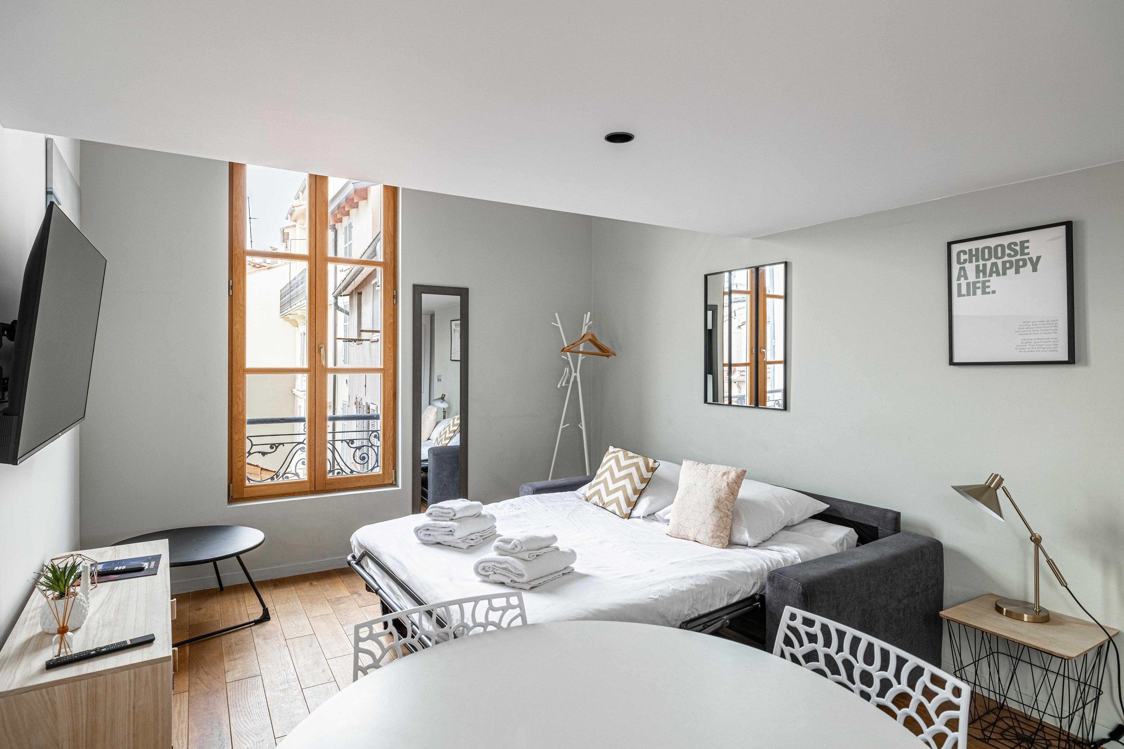 Large Duplex - Cannes Center - Tap to explore photos
