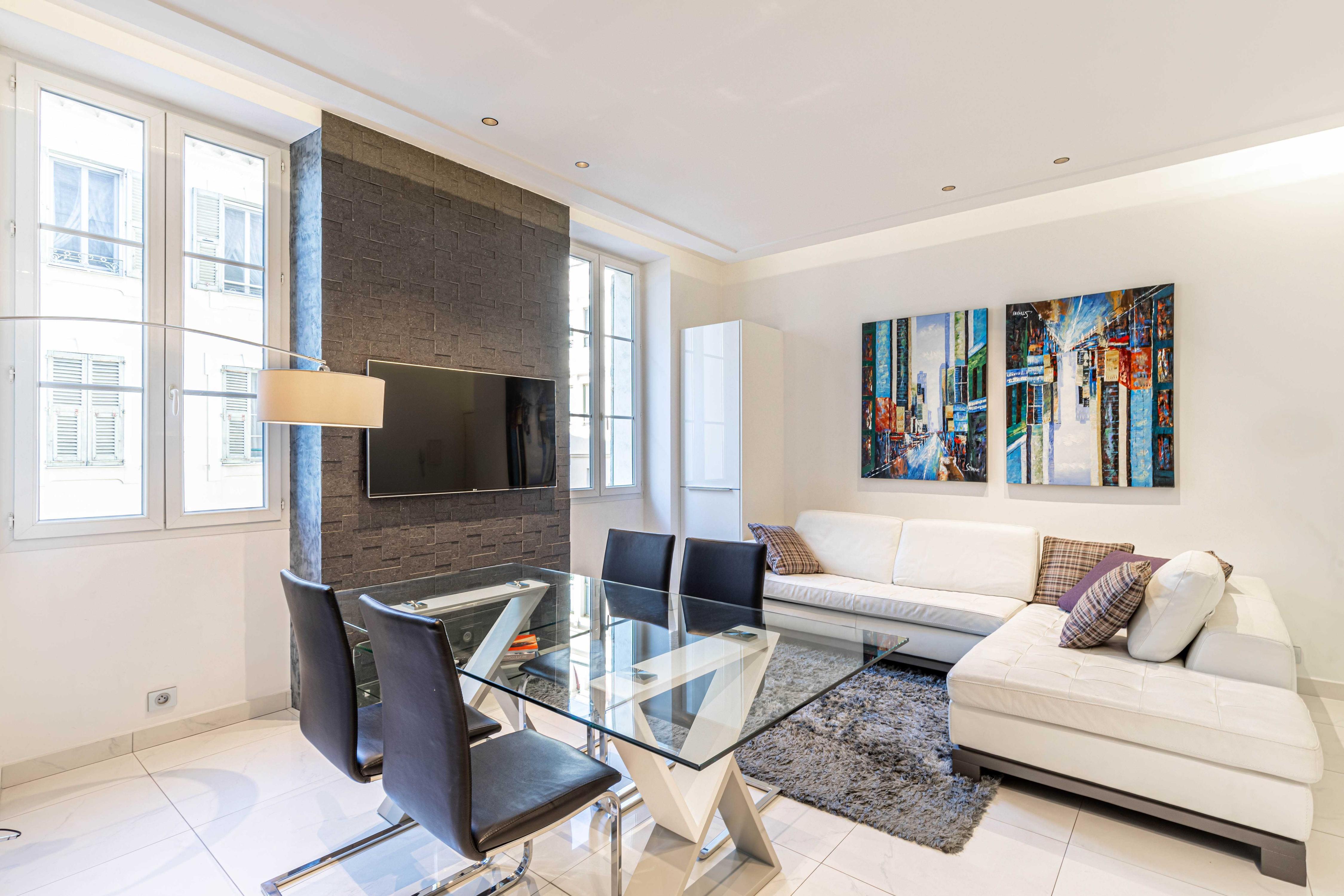 Large renovated studio - rue Hoche - Cannes center - 1 - Tap to explore photos