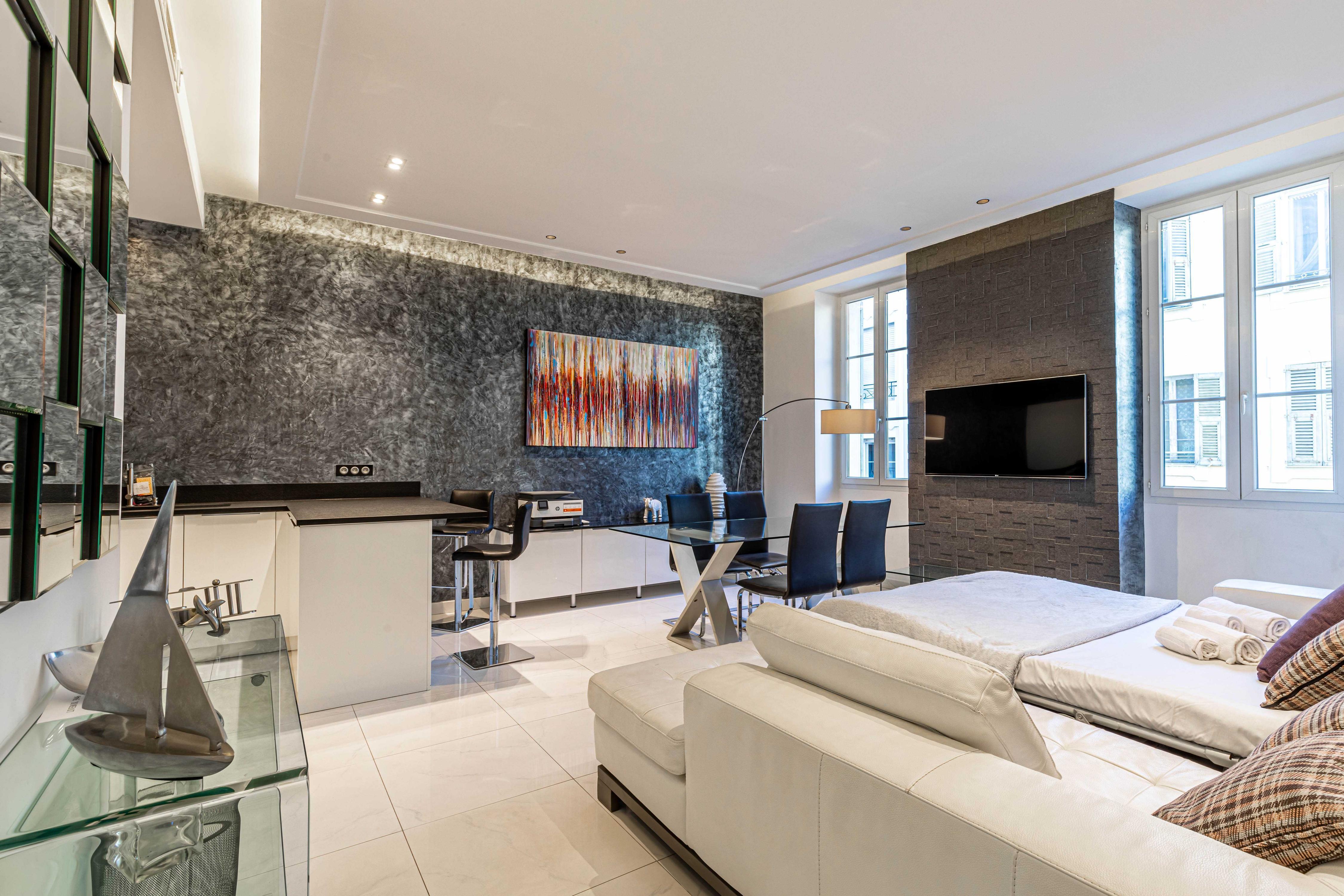Large renovated studio - rue Hoche - Cannes center - 1 - Tap to explore photos