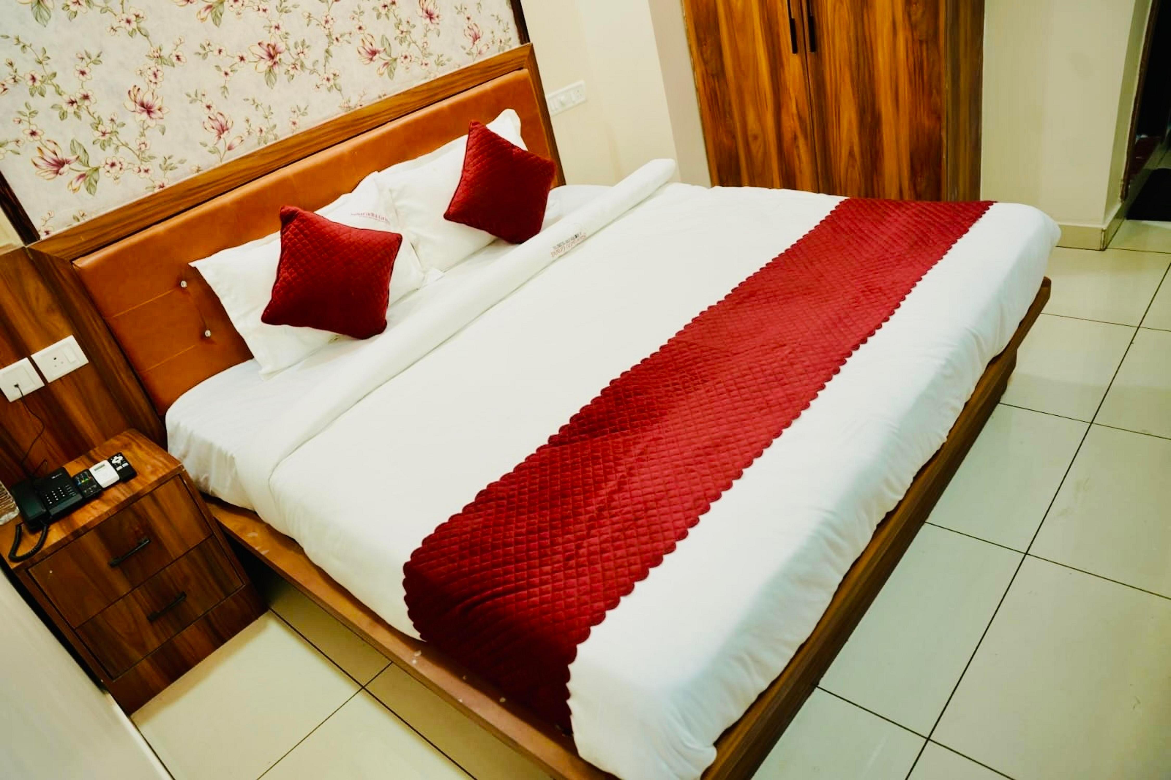 SRI SAARADHI HOTELS Room Type - Deluxe Room