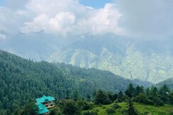 Cozy 1 Bedroom and Lounge with Scenic Balcony in Mashobra Himachal Pradesh