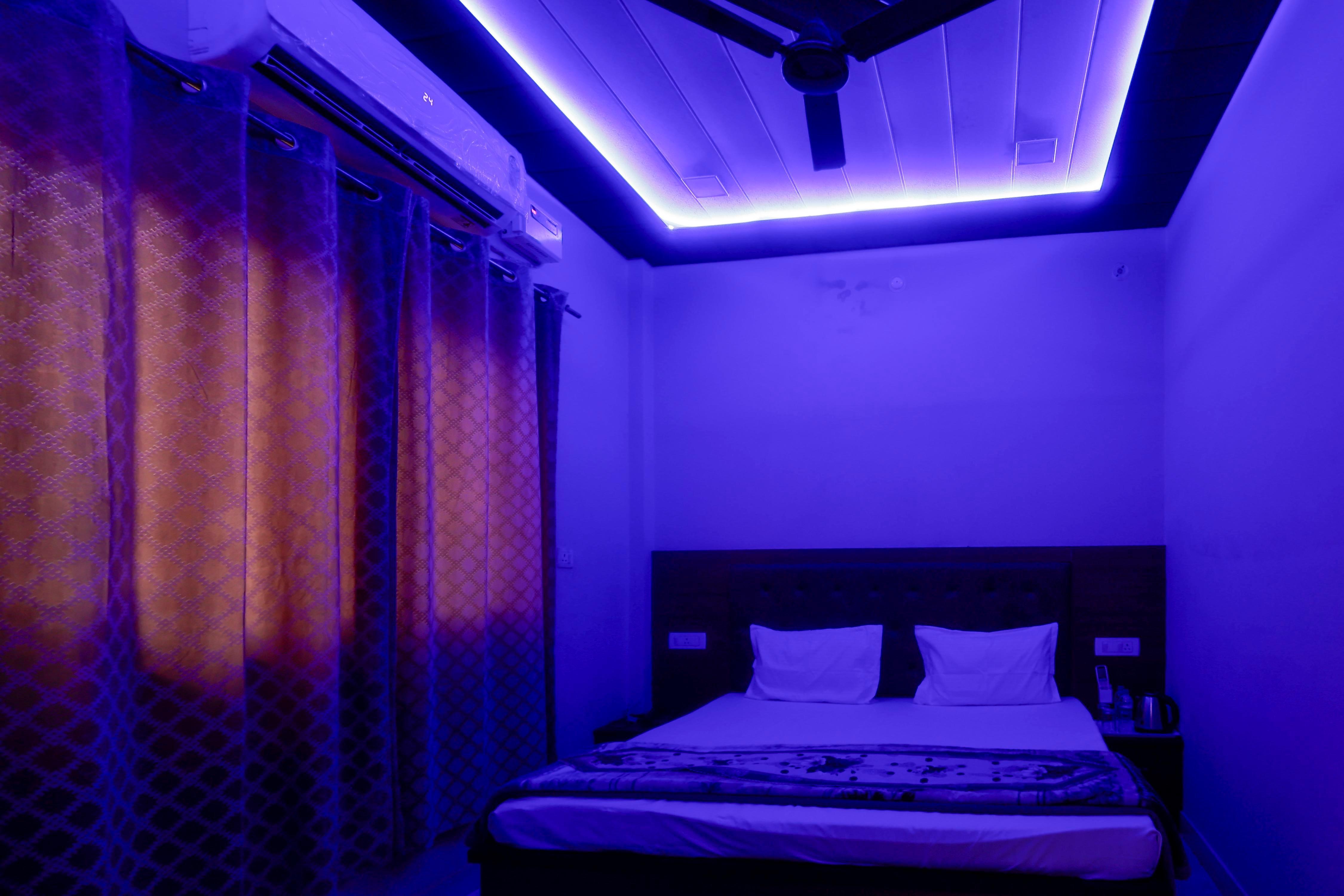 Hotel Saraswati Stay Dham Room Type - Deluxe King Bed Room with Air Conditioning