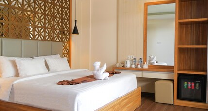 Swiss-Belinn Seminyak Room Type - Deluxe Room Pool Access Swiss-Belinn Seminyak Room Type - Deluxe Room Pool Access