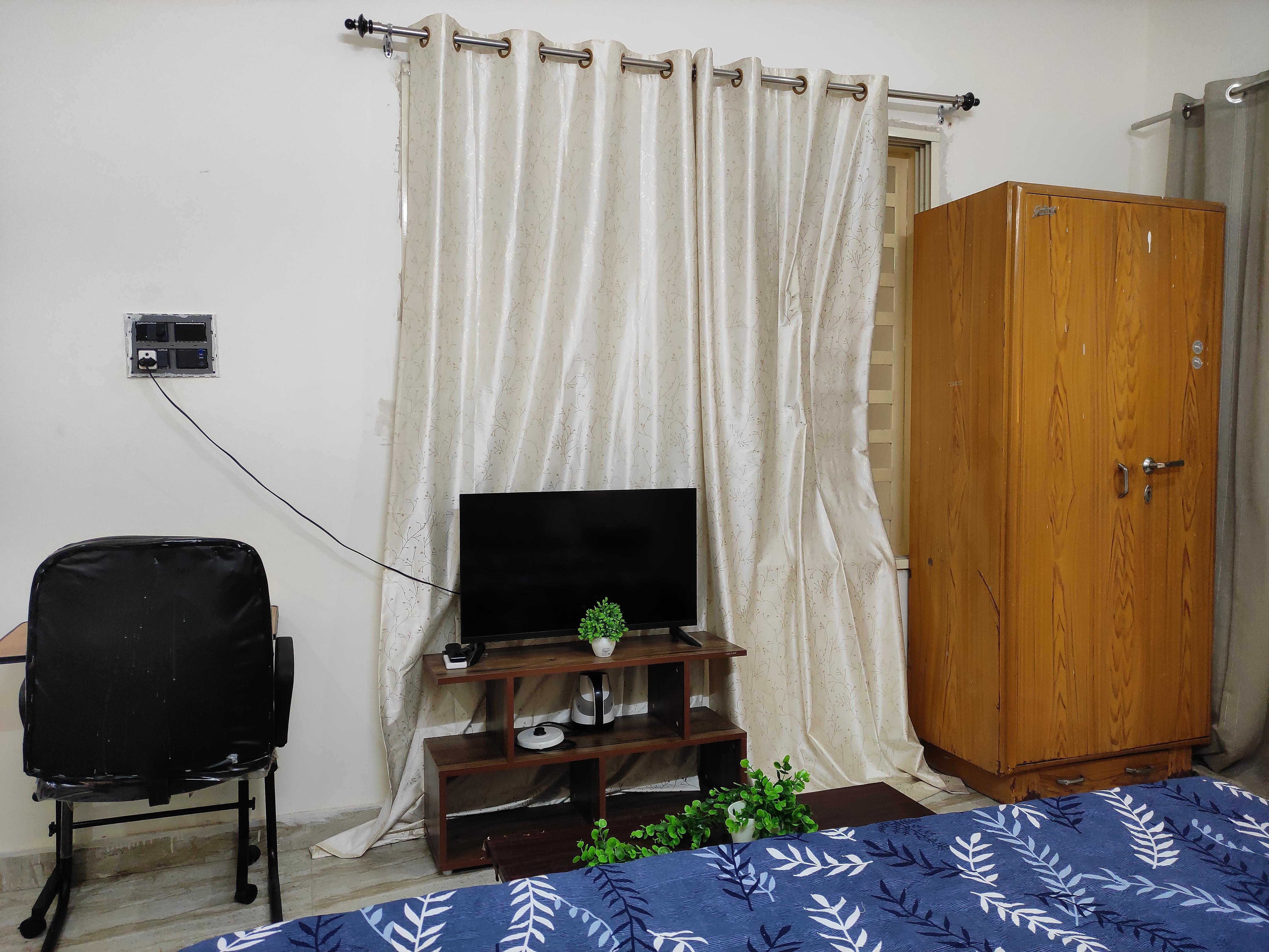HillSide Haven | HomeStay w/ scenic Mountain views - Tap to explore photos
