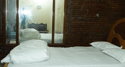 Hotel Blue Diamond & Colonel kabab Restaurant Room Type - EXECUTIVE SUITE