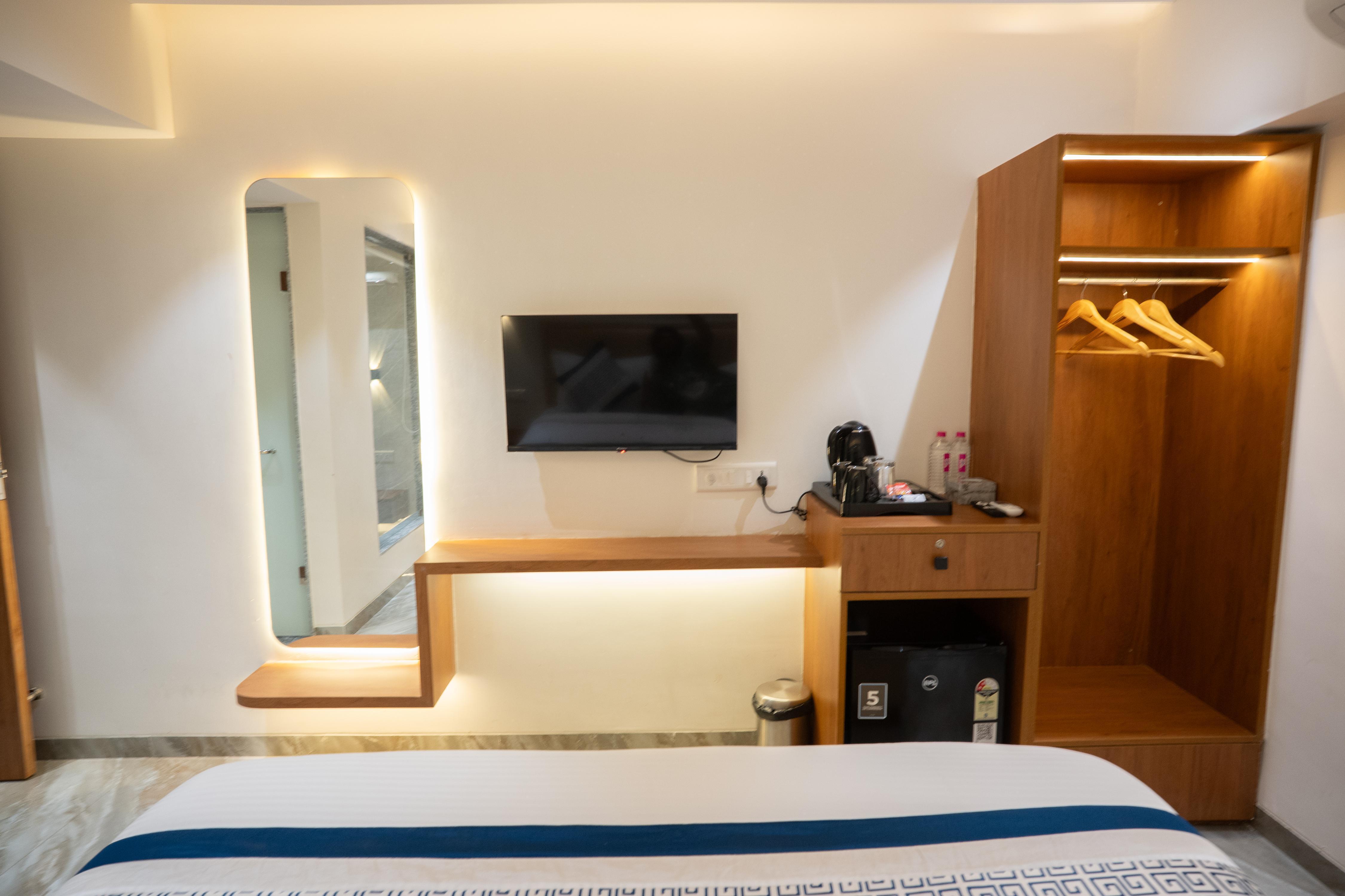 Privilon Hotel Iscon - Tap to explore photos
