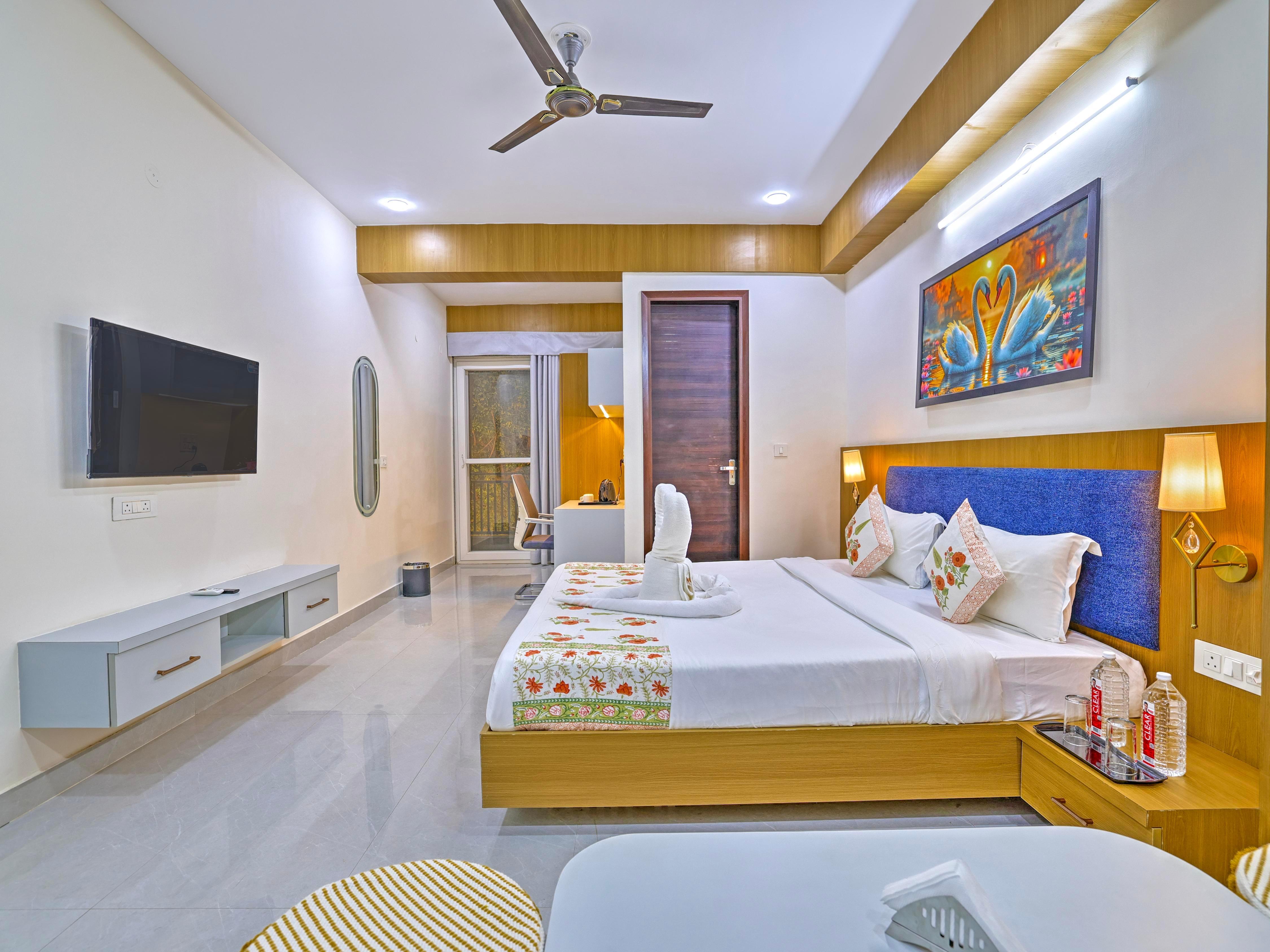 Sky Luxuria Hotel Apartment Medanta Medicity - Tap to explore photos