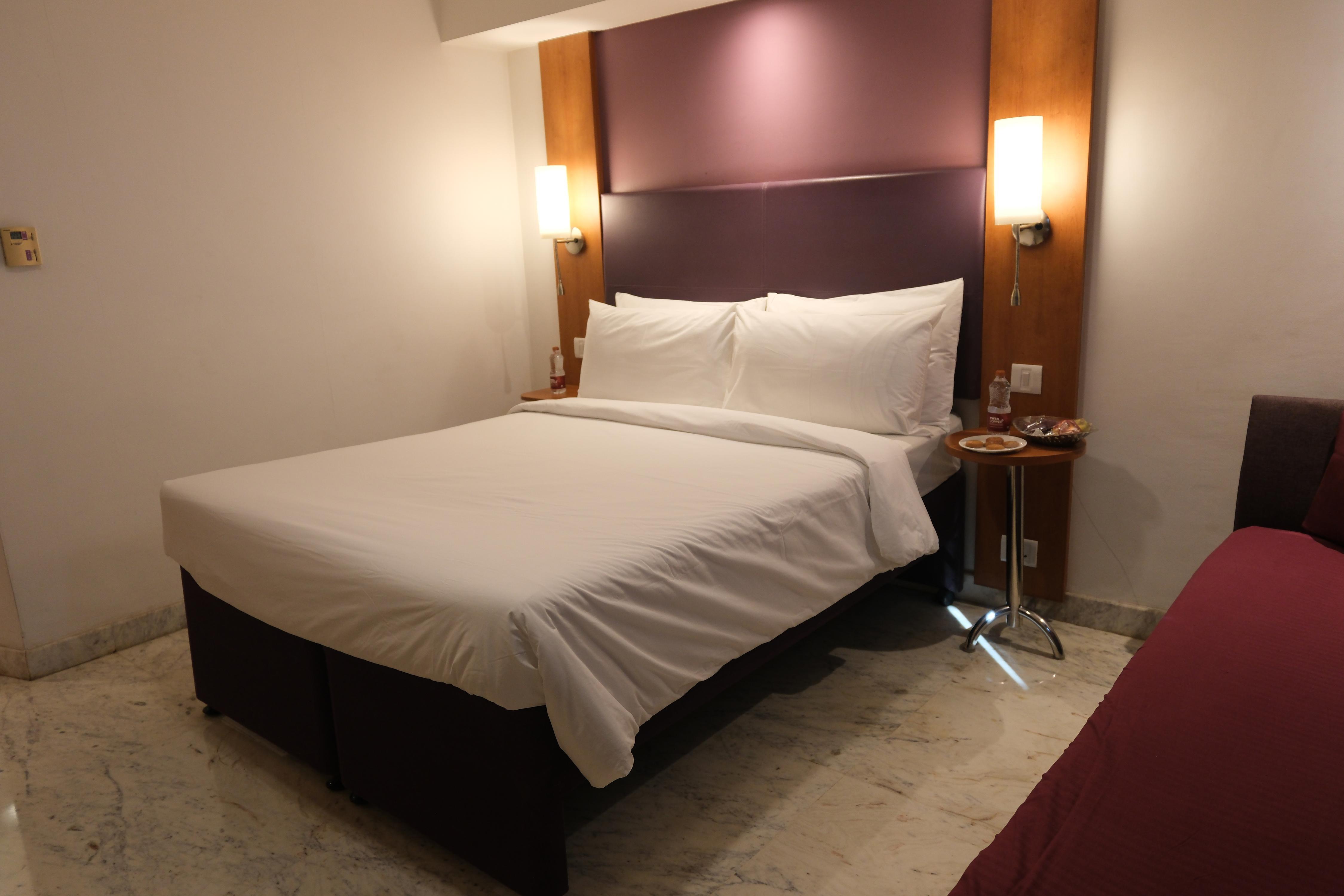 Deventure Hotel Shalimar Bagh Near Max & Fortis Hospital - Tap to explore photos