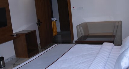 Hotel Yash Raj Room Type - Deluxe Room