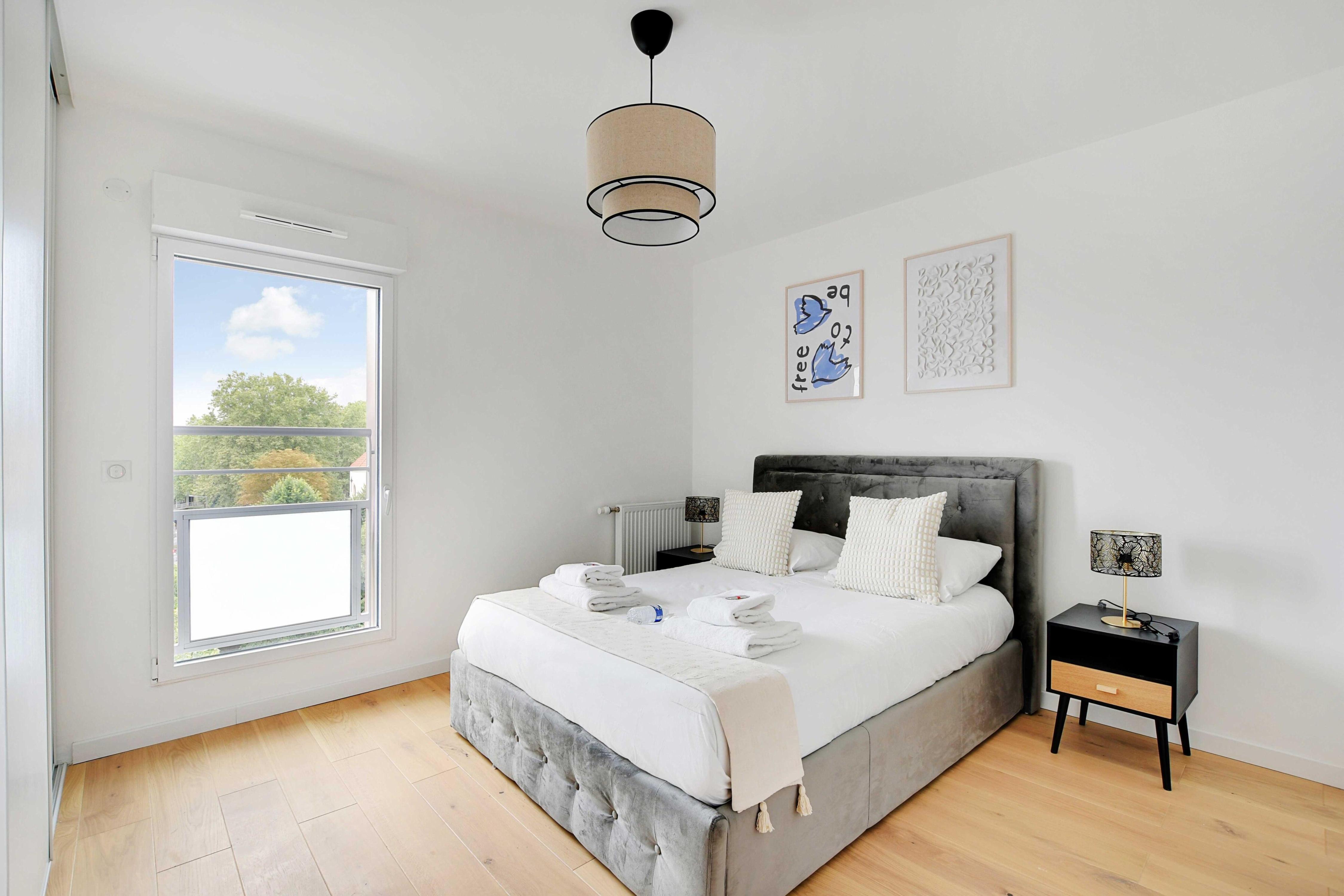 Chic Duplex with Rooftop -3BD/6P - Tap to explore photos