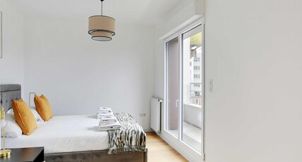 Chic Duplex with Rooftop -3BD/6P Room Type - Chic Duplex with Rooftop -3BD/6P