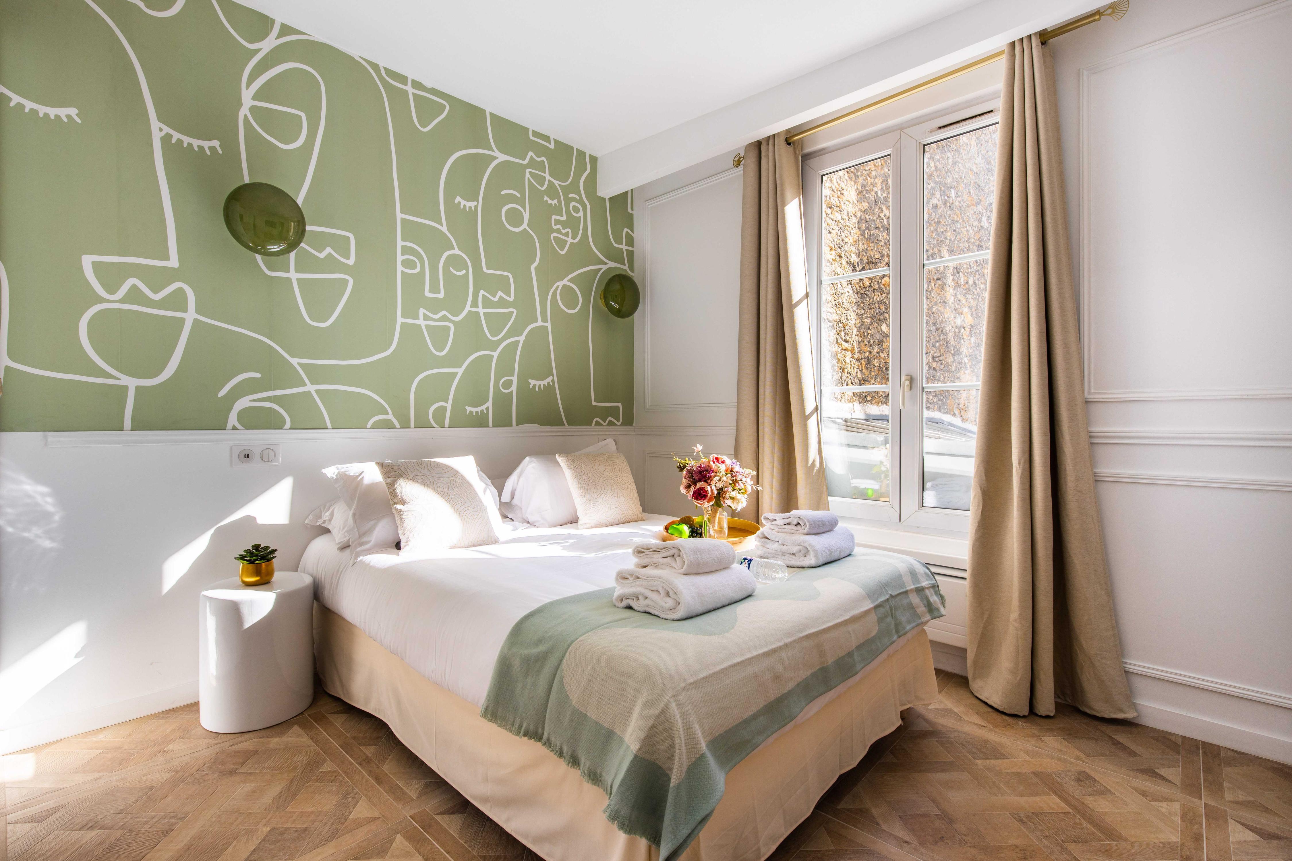 Elegant studio - 1BR/2P - Pigalle/Sacre-Coeur - Tap to explore photos
