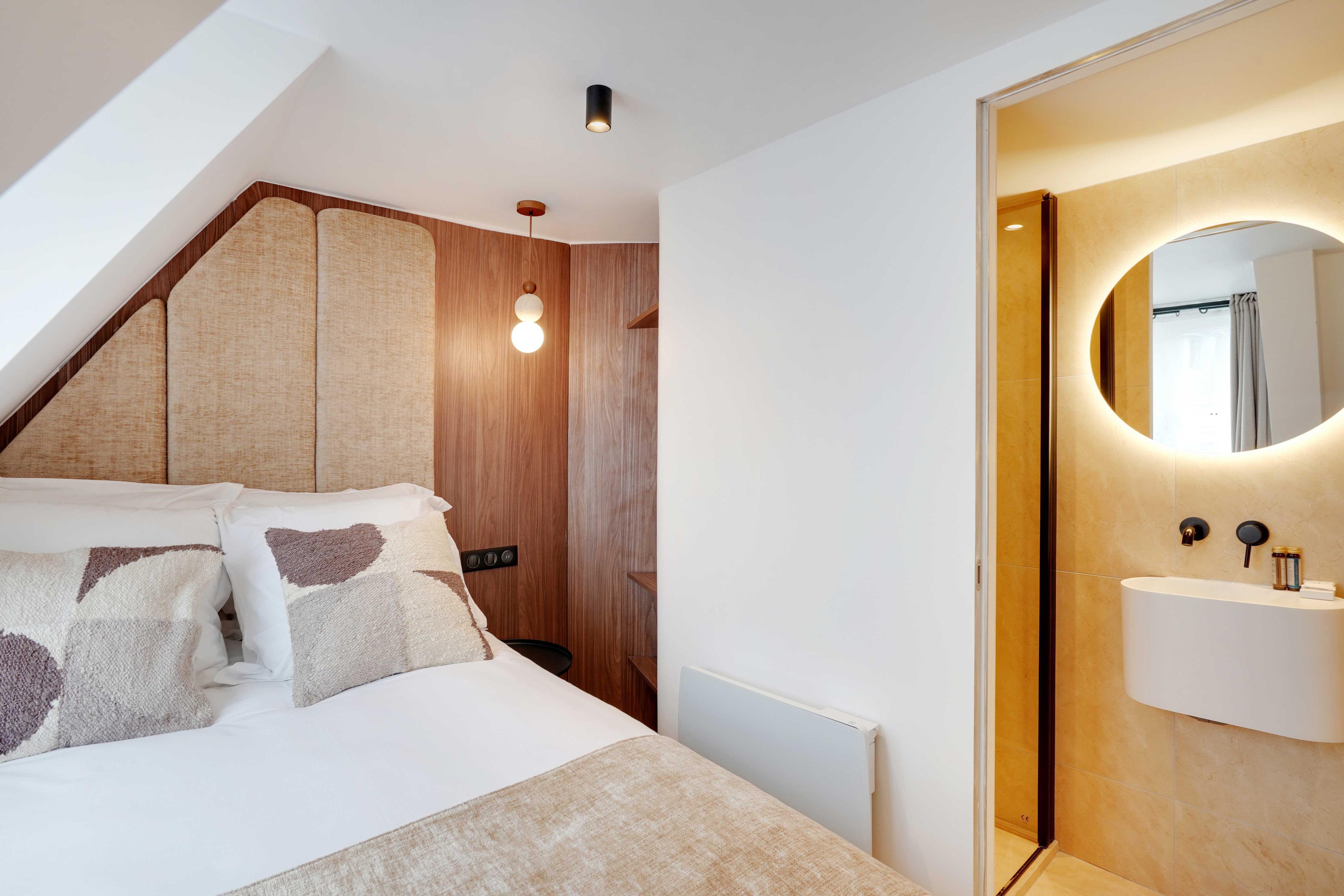Cosy & Modern studio - 2P - Saint Lazare/8eme - Tap to explore photos