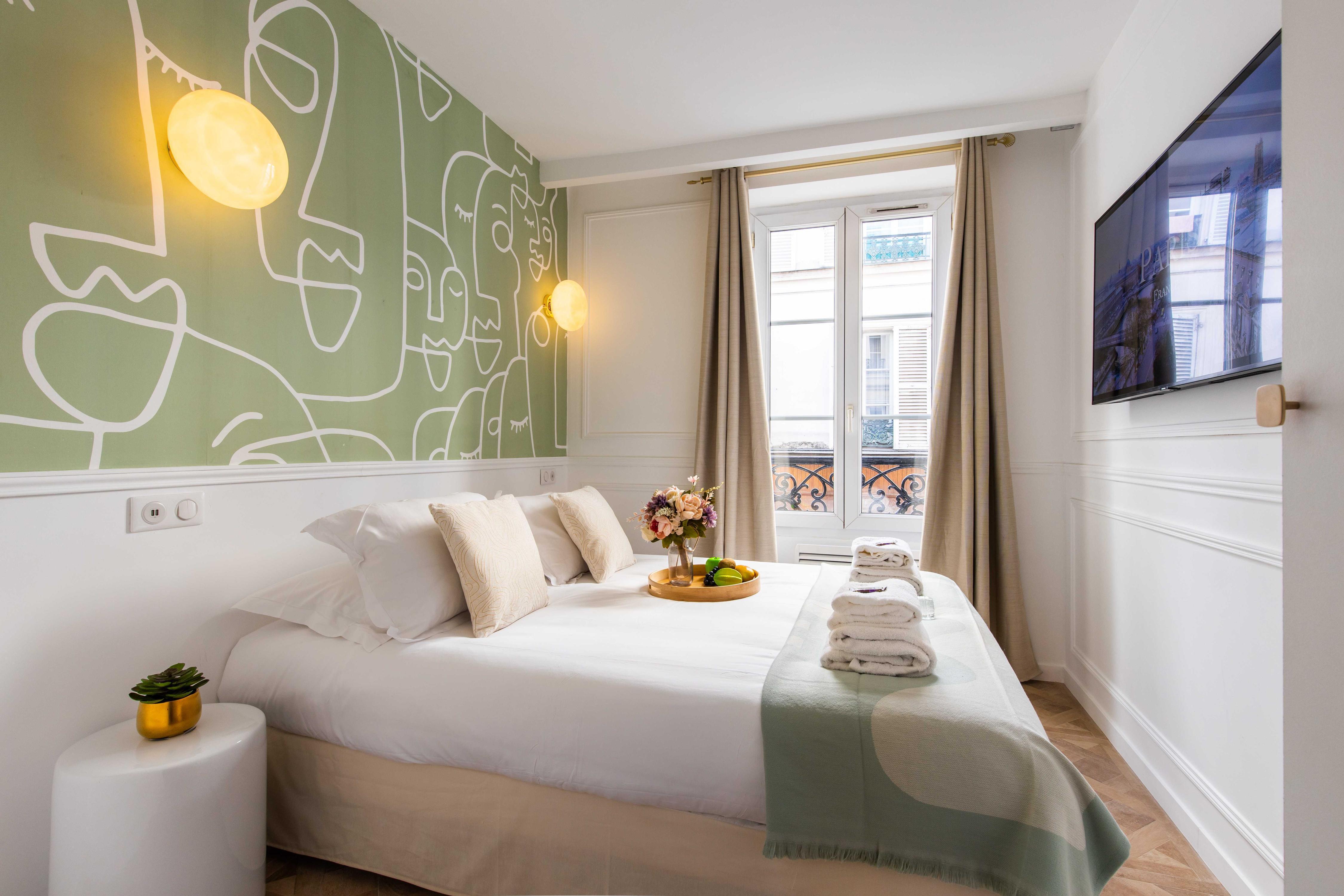 Chic studio for 2 people - Pigalle/Sacre-Coeur - Tap to explore photos