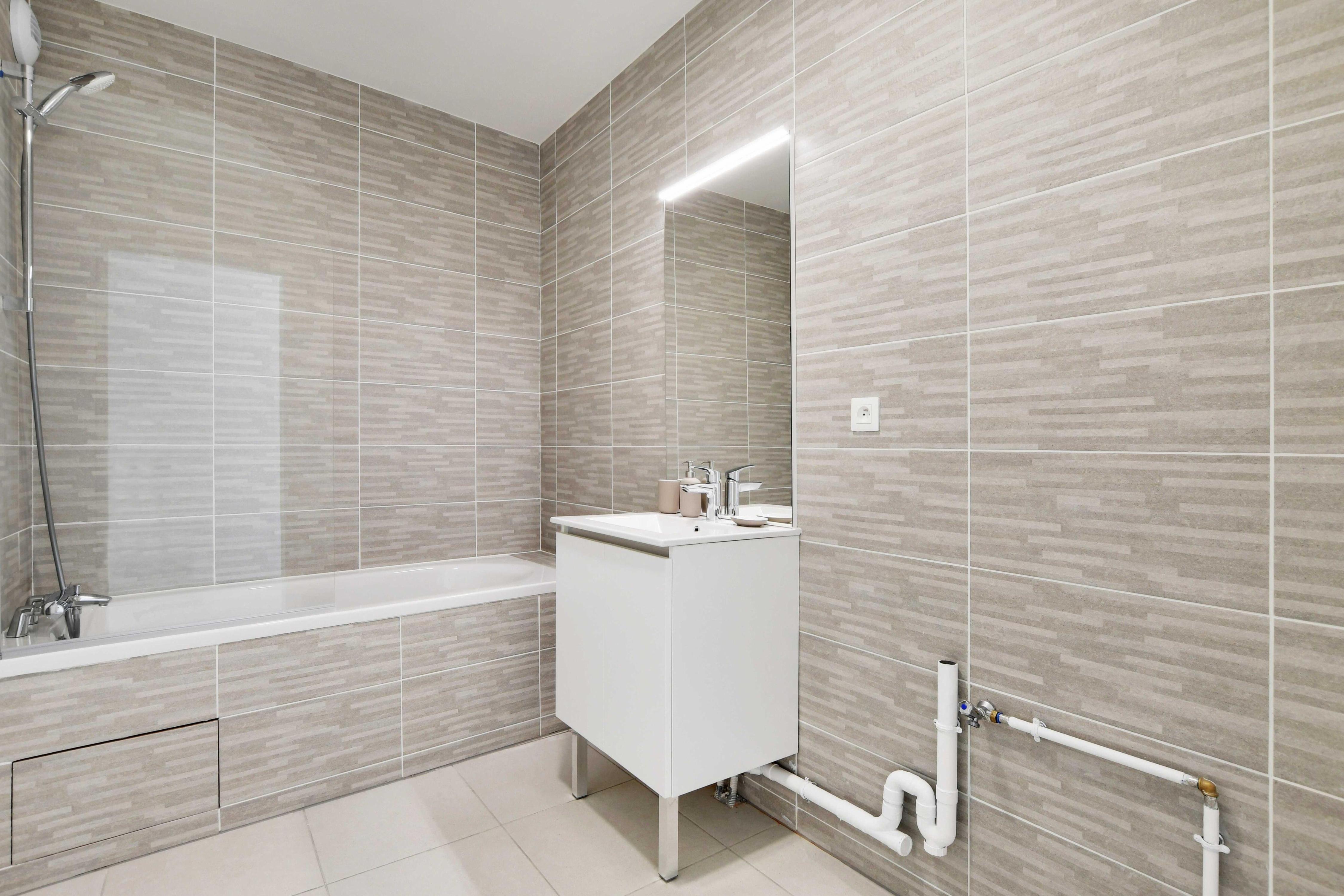 Elegant Appt - 2BDR/6P - Near Paris & La Defense - Tap to explore photos