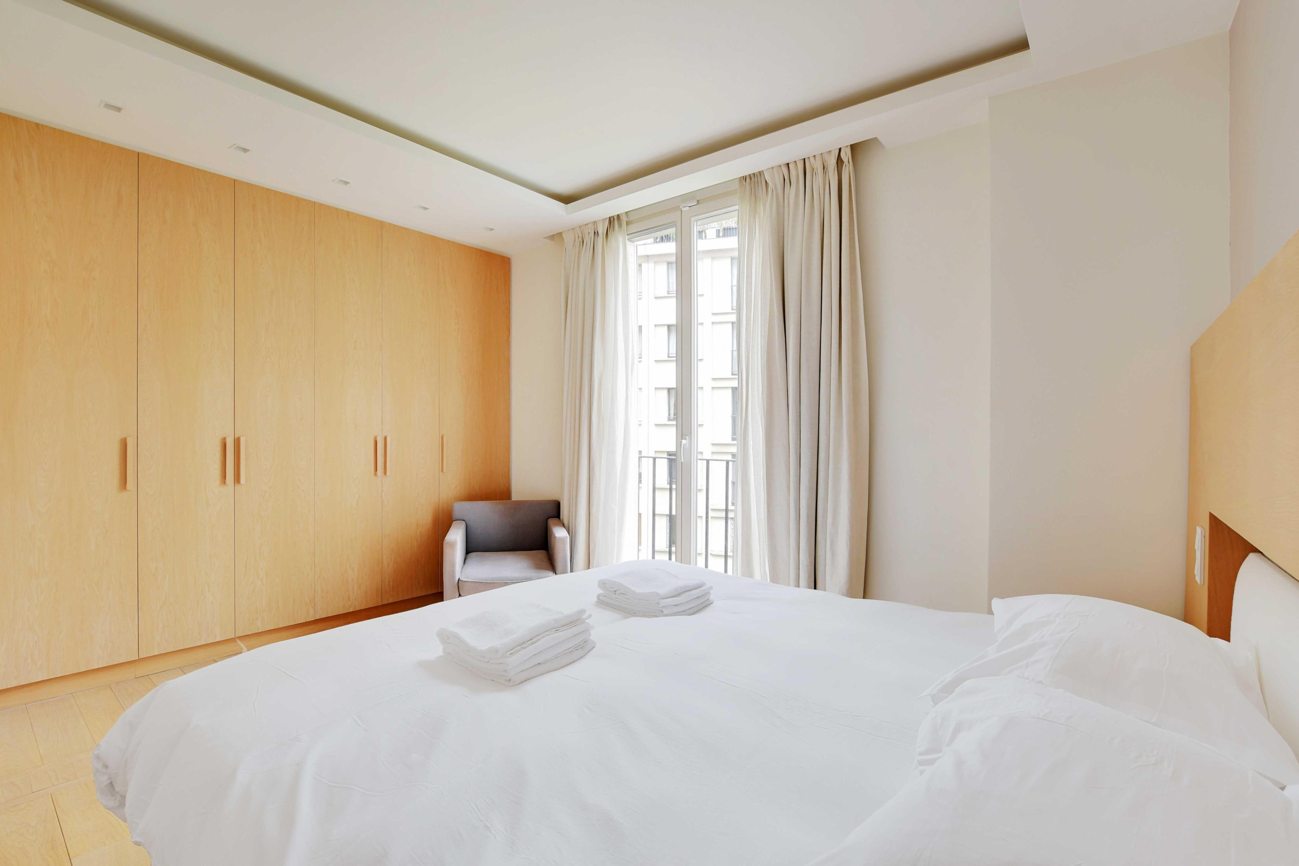 Charming Appt with AC- 1BD/2P - Tour Eiffel - Tap to explore photos