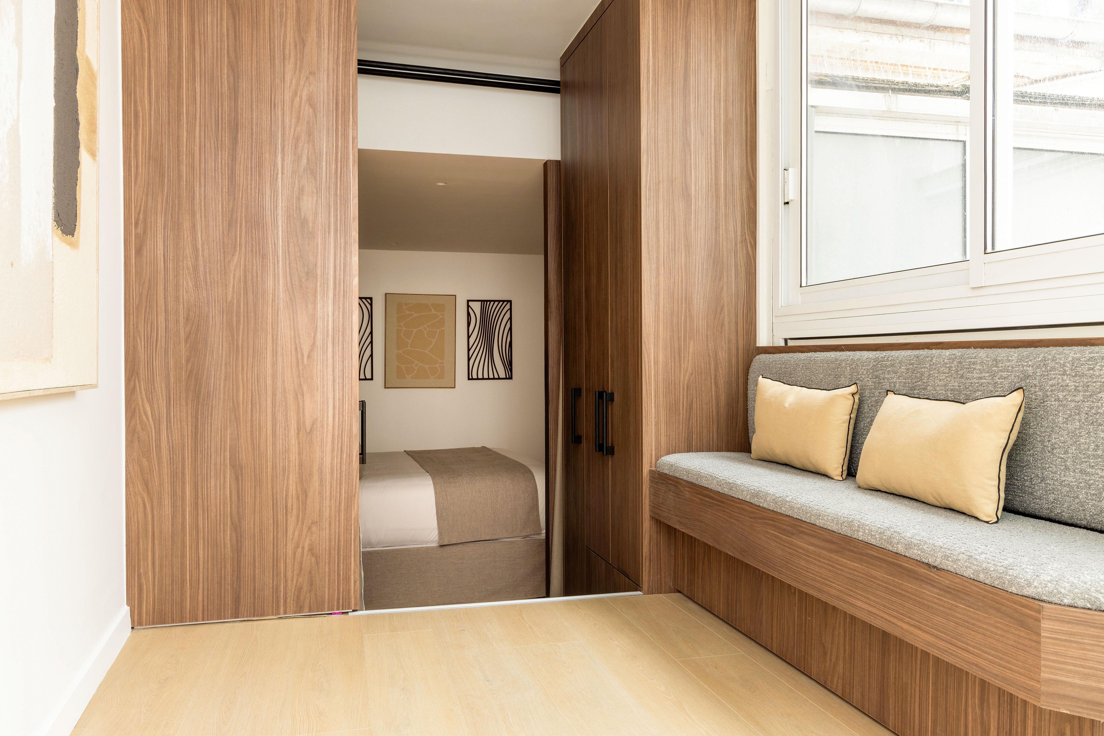 Magnificent apartment -2BR-6P- Musee du Louvre - Tap to explore photos