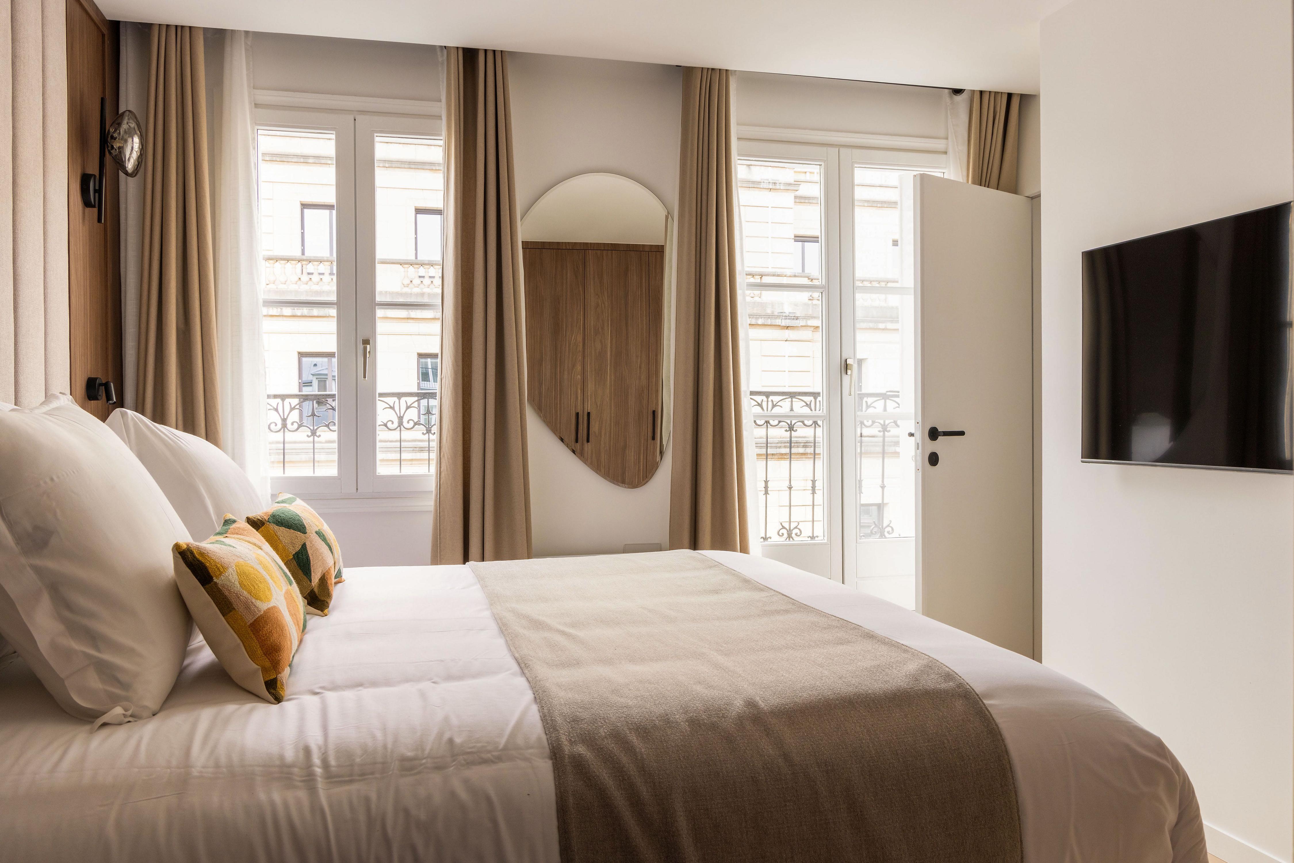 Magnificent apartment -2BR-6P- Musee du Louvre - Tap to explore photos