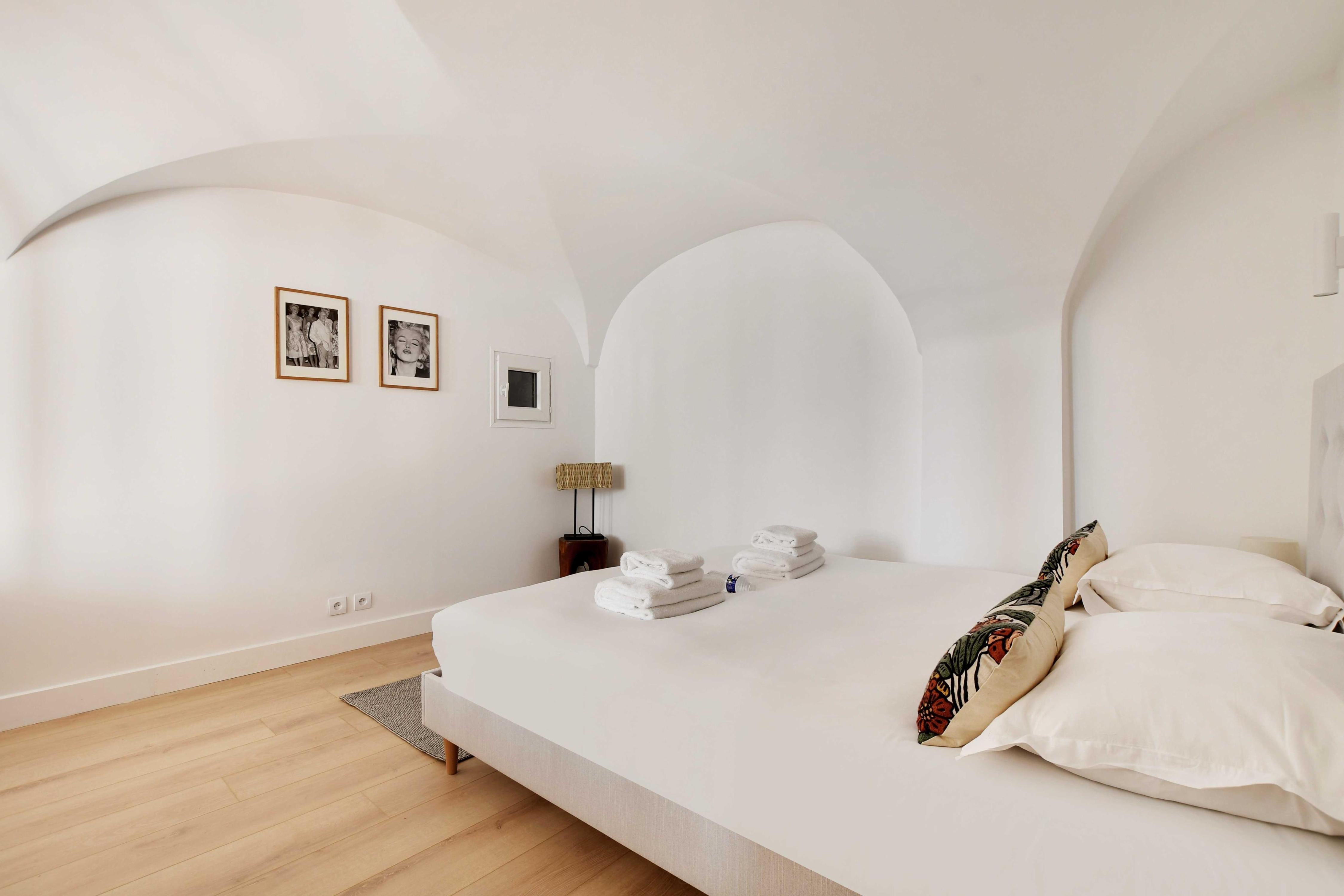 Cozy Apartment - 2BR/4P - Notre Da Cathedral