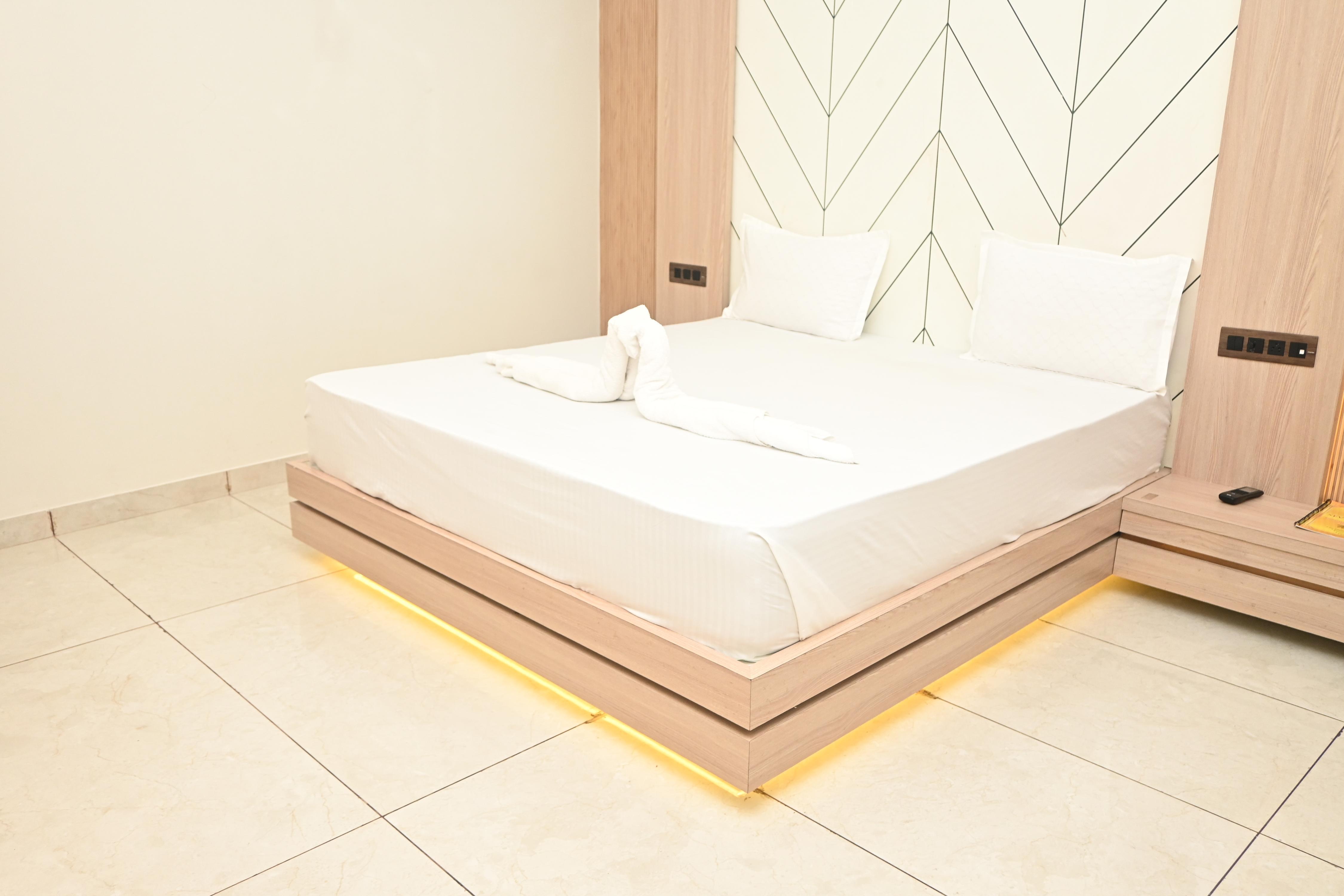 Seven Heaven Hotel Sikar Room Type - Suite Room with King Bed Room and City View