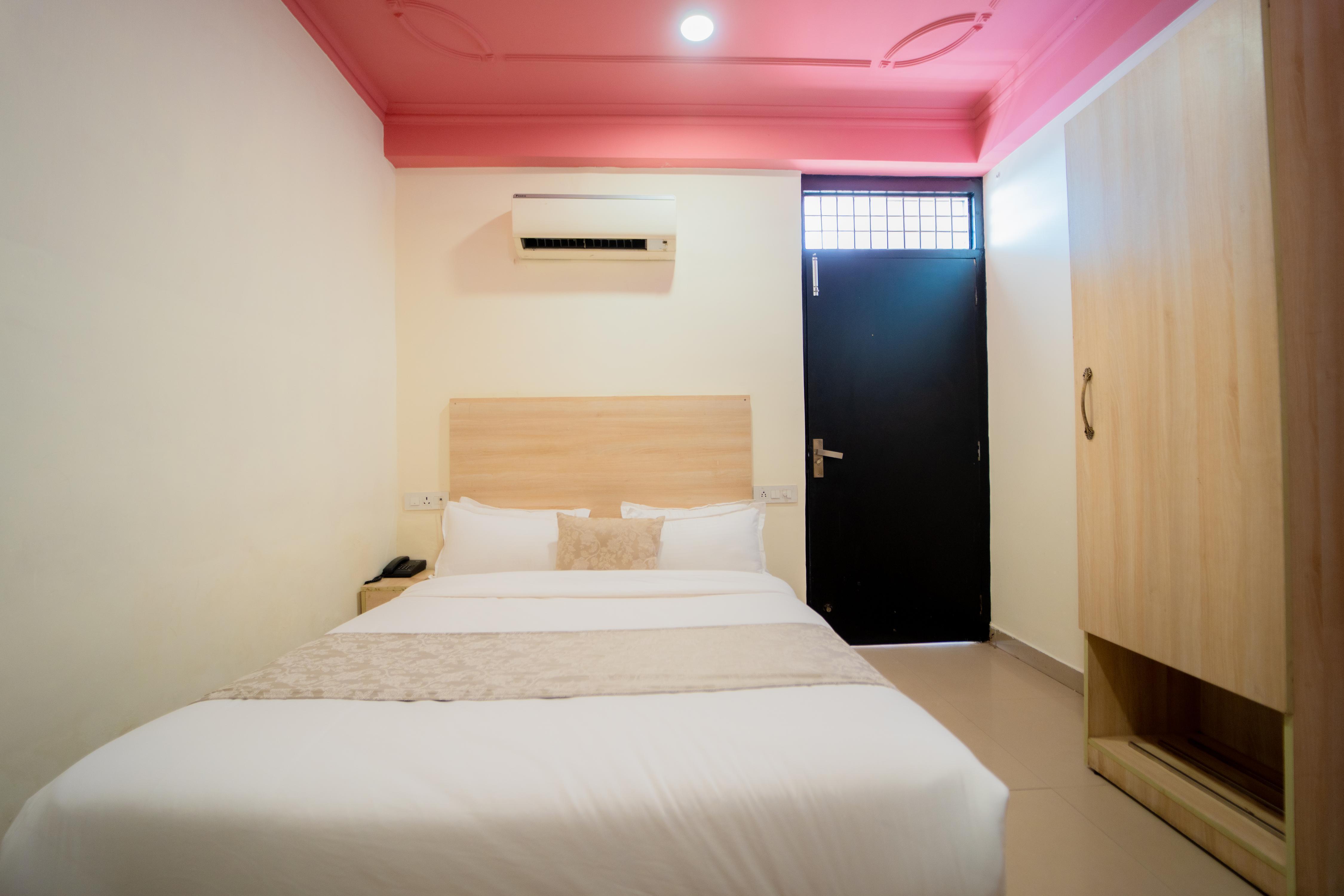 Capitol Square Near Railway Station Room Type - Deluxe Queen Bed with Balcony