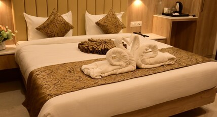 GOLDEN PALACE 200 METER FROM RAM JANMBHOOMI Room Type - Deluxe Room