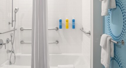 Tru by Hilton Spring Hill Room Type - 2 QUEEN ACCESSIBLE TUB
