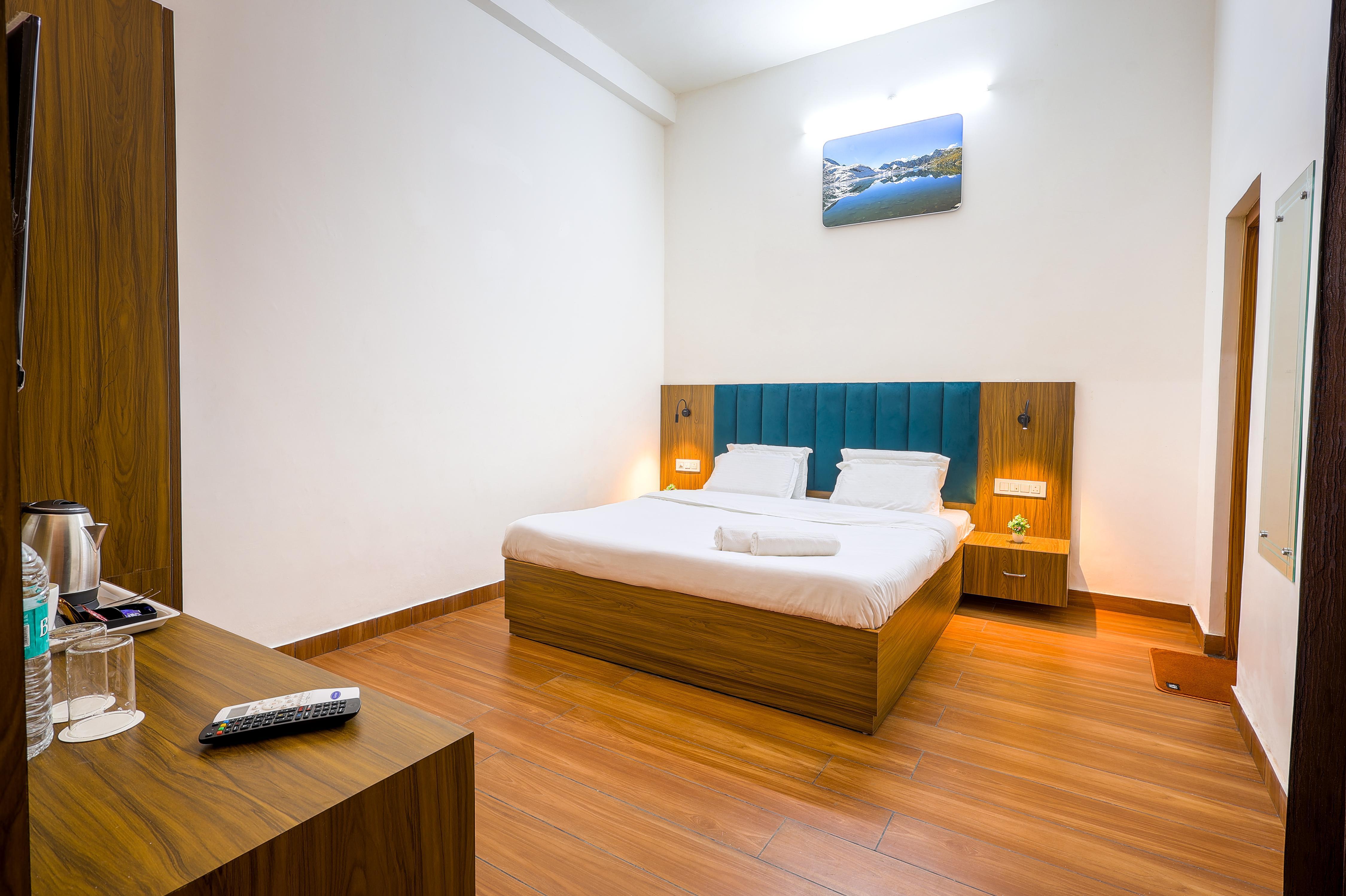 Palm Tree Resort - Tap to explore photos