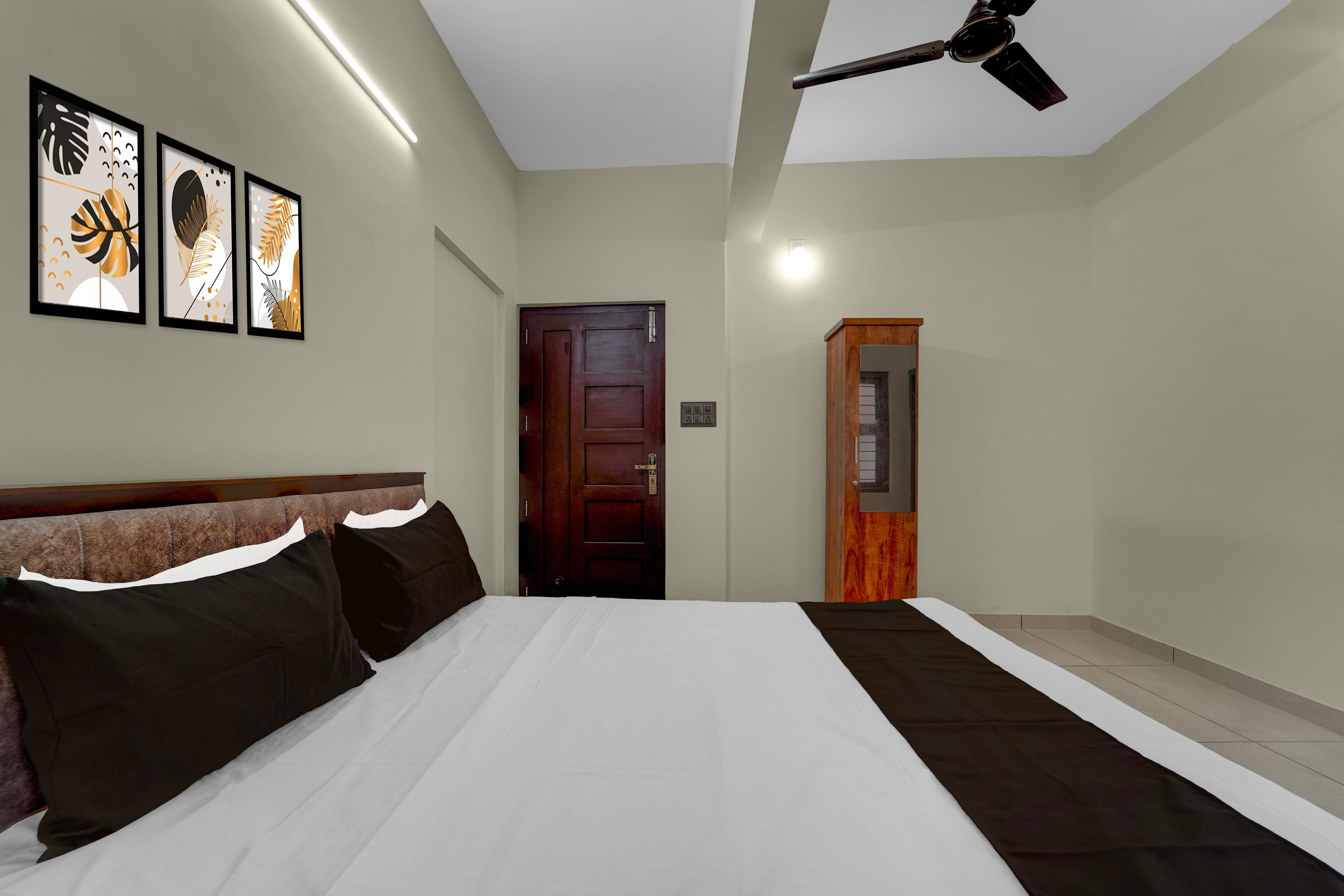 Super Hotel O Engineering College Sreekaryam Formerly B S Plaza - Tap to explore photos