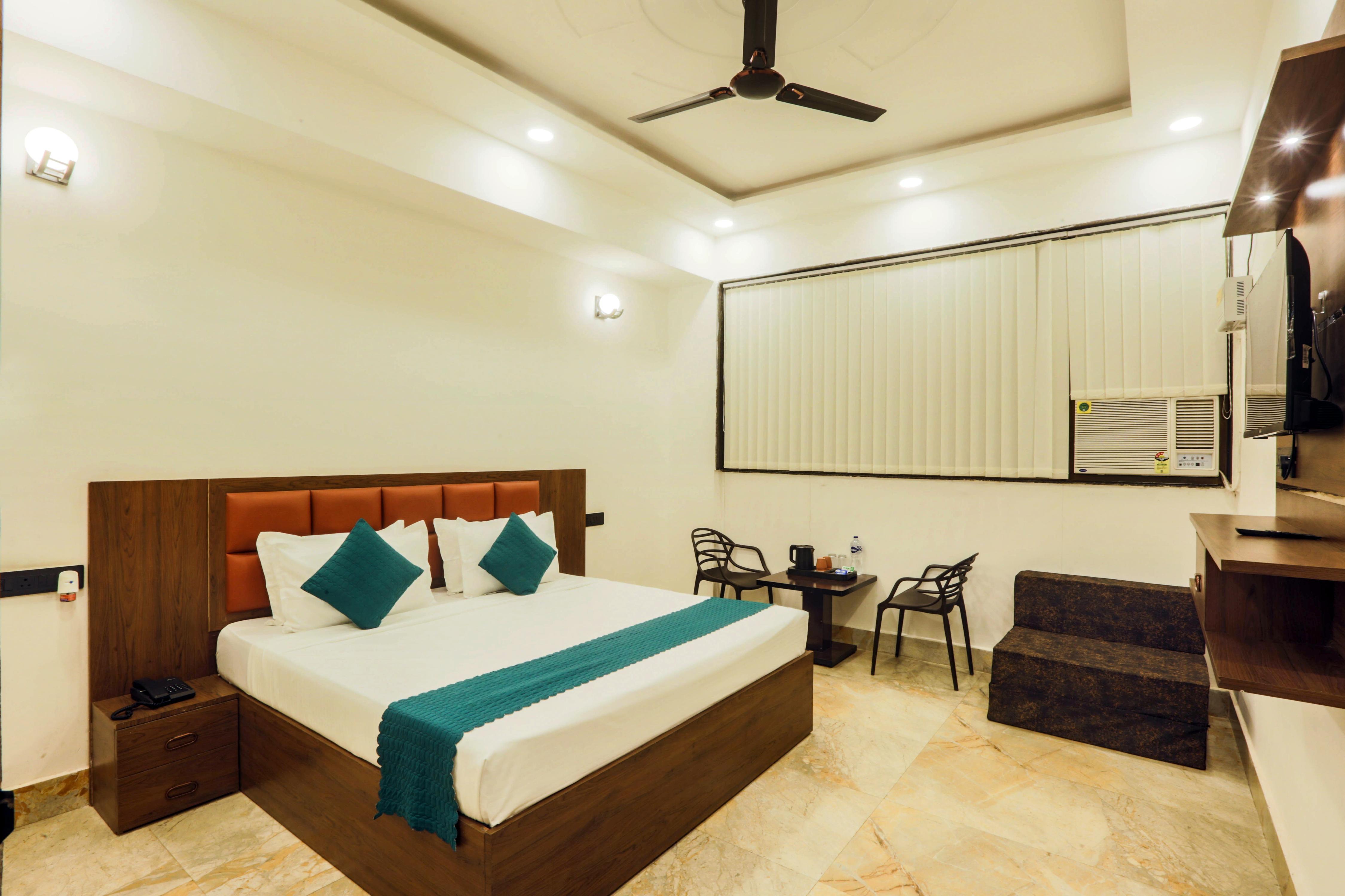 Shankara Inn Ayodhya Room Type - AC SemiFamily Room (Sofa Combed) with window