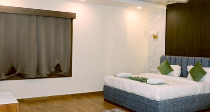 Grand Meridian Hotel & Restaurant Room Type - Suite Room with Balcony