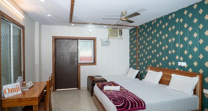 Omji - Kailash Math | 15min to Kashi Vishwanath Room Type - Deluxe Family Room