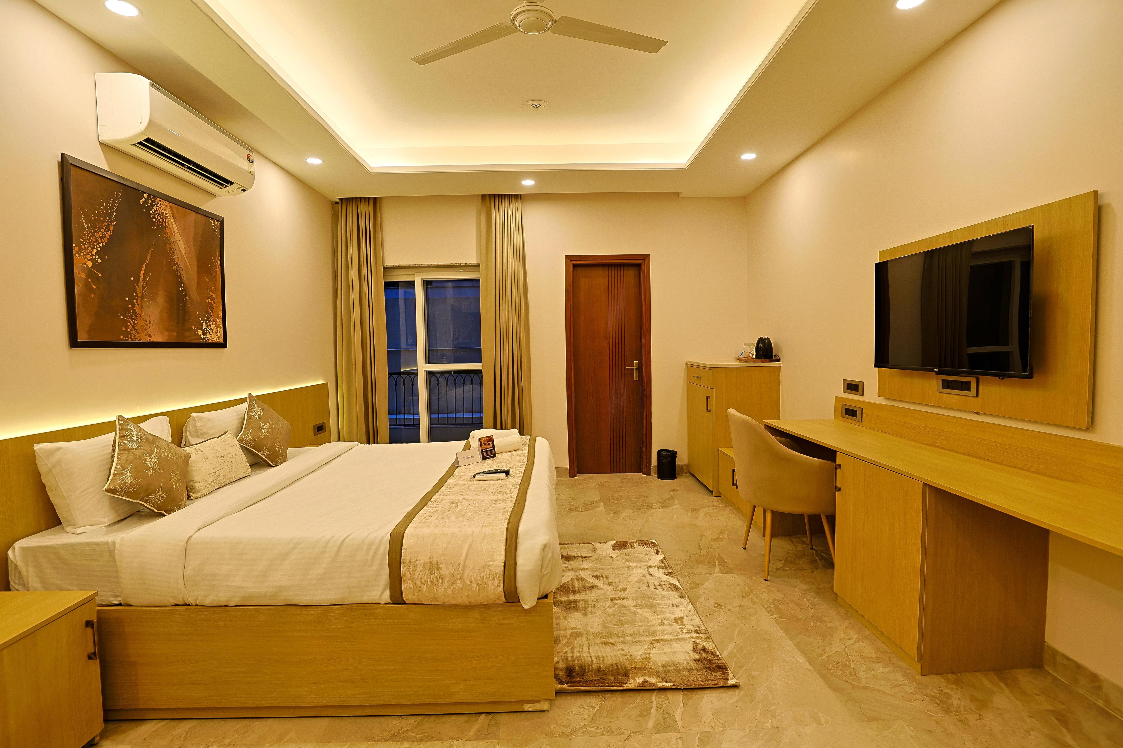 Millora Cyber Suites Room Type - Luxury King Room with Private Balcony