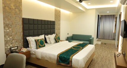 Hotel Heaven Blue Room Type - Super Deluxe Room With City View