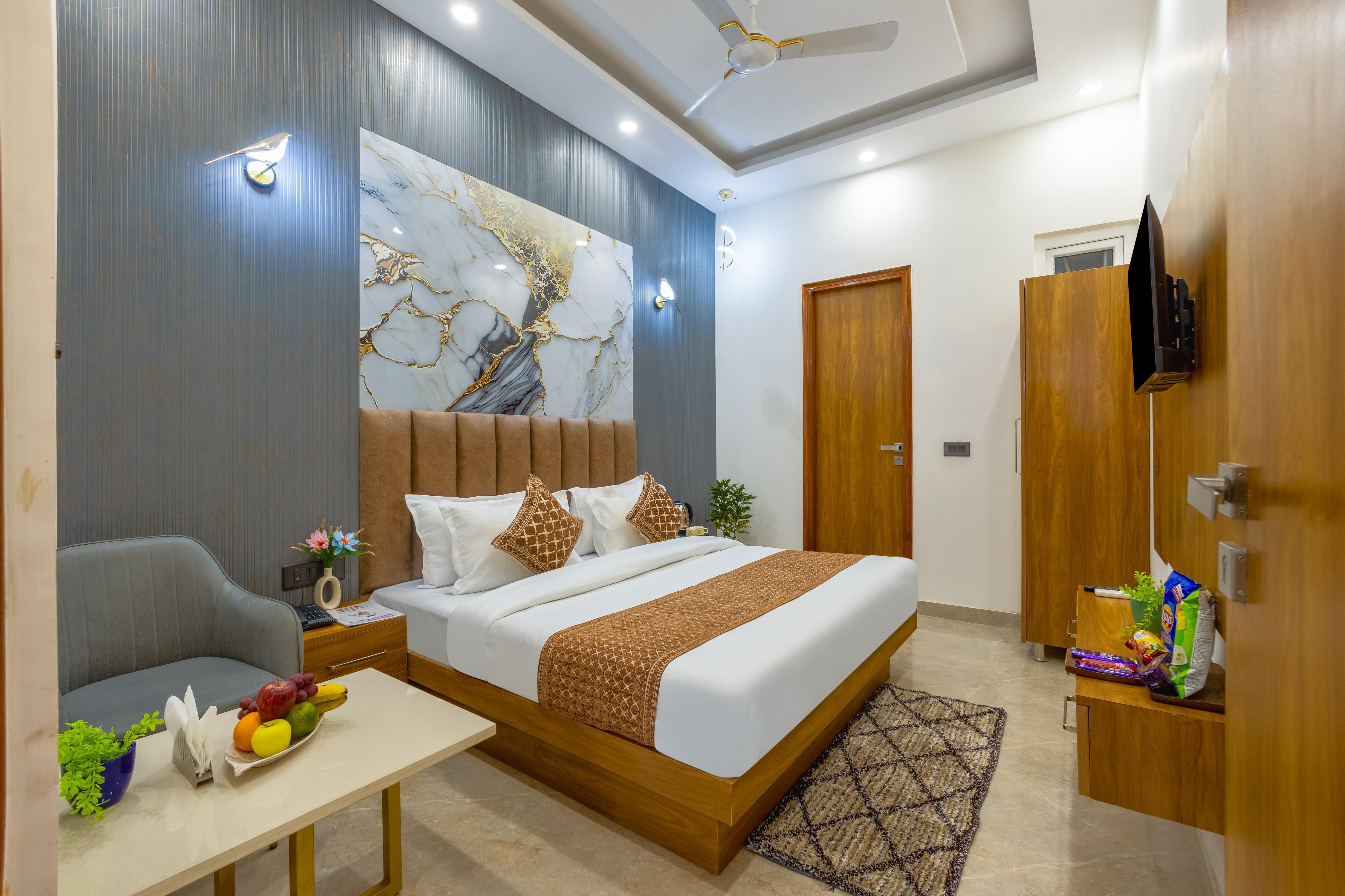 The King Palace Near Nizamuddin Railway Station