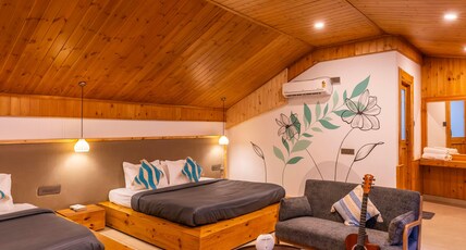 Zostel Kasol Room Type - Deluxe Quadruple Room (with balcony)