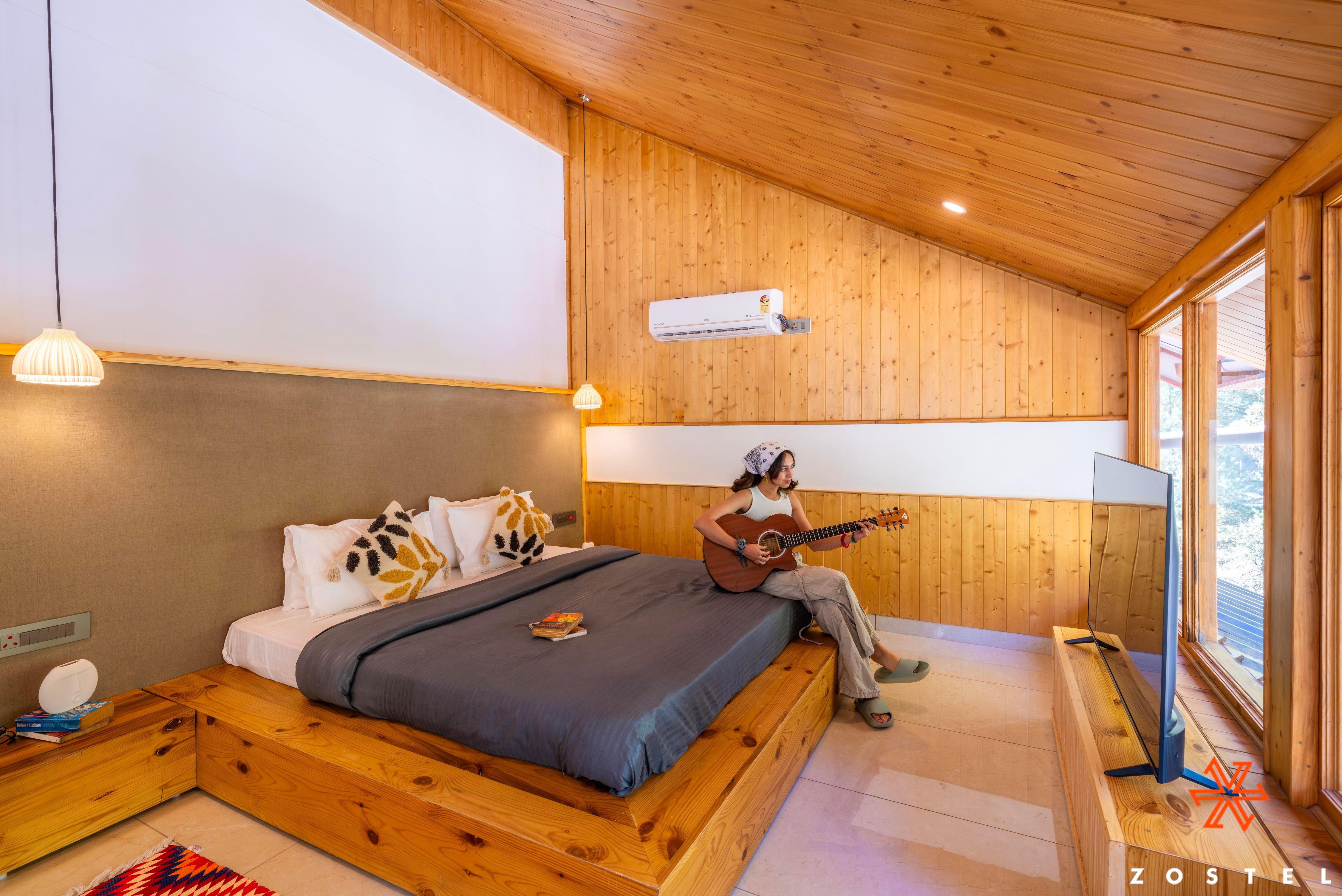 Zostel Kasol Room Type - Superior Duplex Room (with balcony)