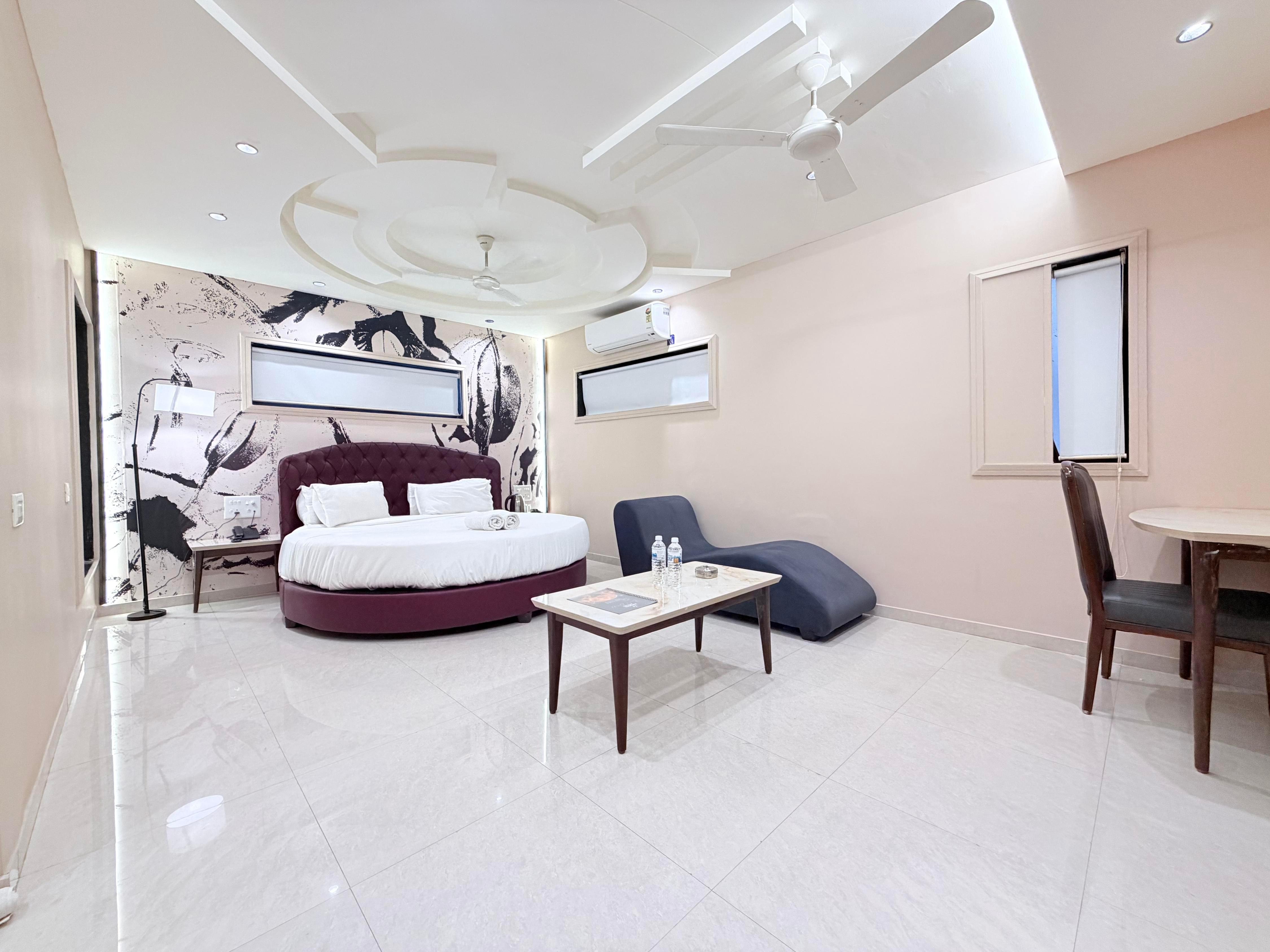 Hotel Nova Vista Room Type - Royal Round-Bed with Jacuzzi Bubble Bath & 245 Sofa Suite