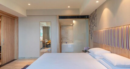 Vivanta Kochi Aluva Room Type - Deluxe Queen Room