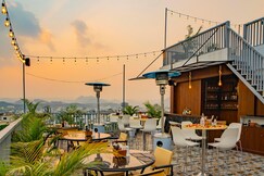 MAYA'S MANOR  A Luxury Lake View Boutique Hotel