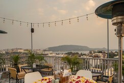 MAYA'S MANOR  A Luxury Lake View Boutique Hotel