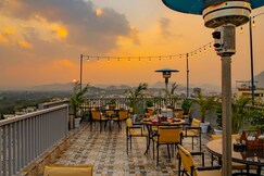 MAYA'S MANOR  A Luxury Lake View Boutique Hotel