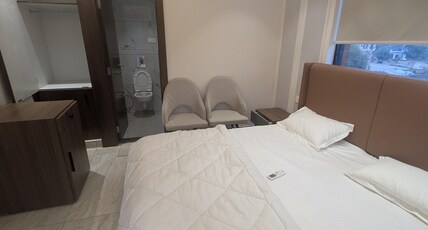 sara hotel Room Type - Luxury King Bed Room
