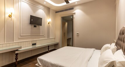 The Chanda's Hotel & Banquet Room Type - Luxury King AC Room