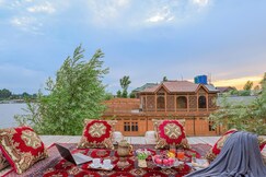 SaffronStays Prince of Kashmir (Shareen Suite)