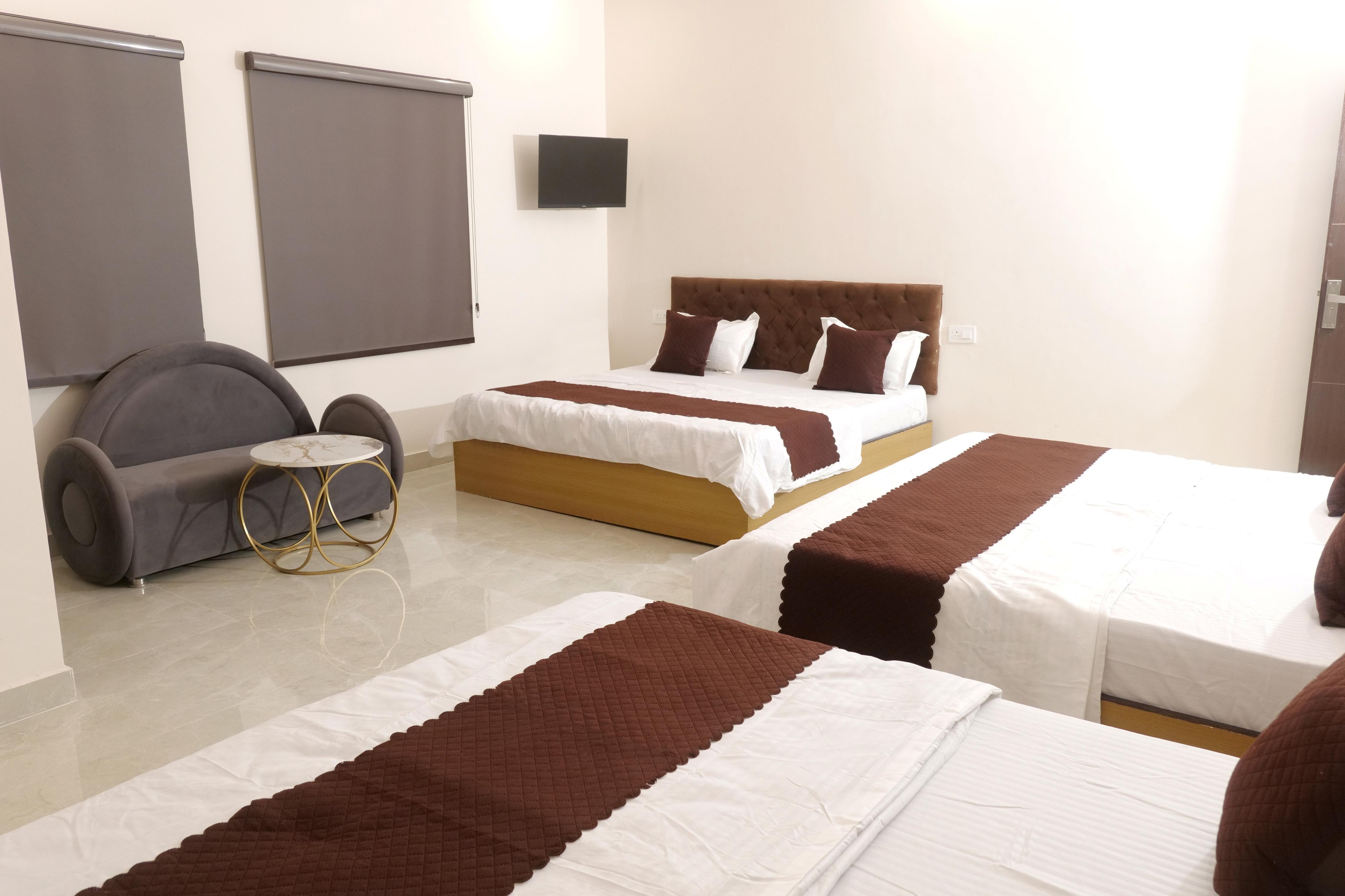 Hotel Sai Inn Room Type - Family Room with 3 King Beds