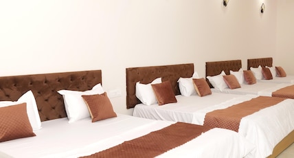 Hotel Sai Inn Room Type - Family Room with 4 King Beds