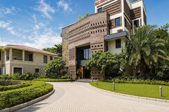 The Brick and Palm Resort