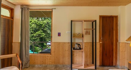 Zostel Homes Tirthan Room Type - Premium room (with balcony)