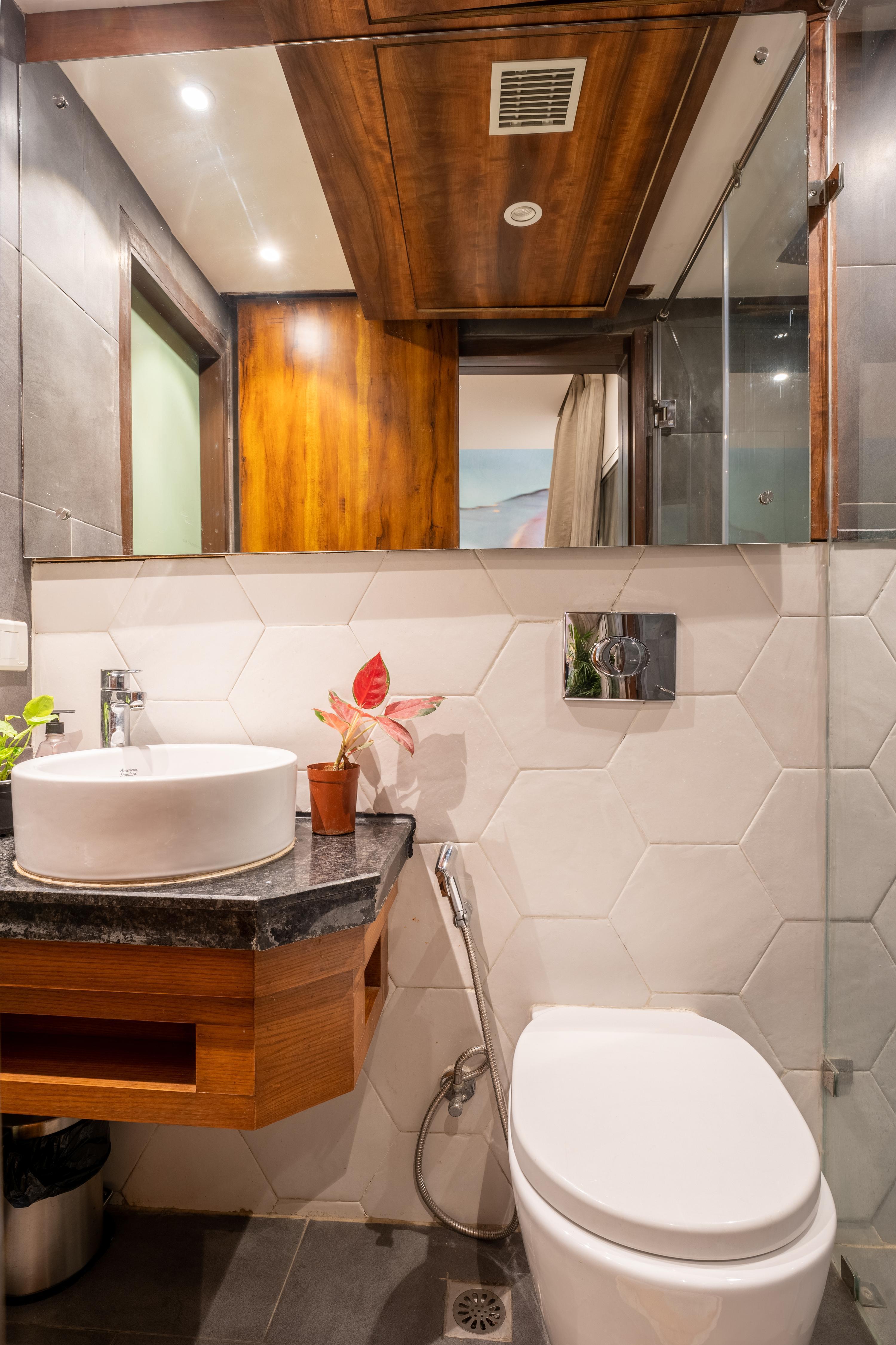 Bastiat Stays| Apt with Bathtub - Tap to explore photos